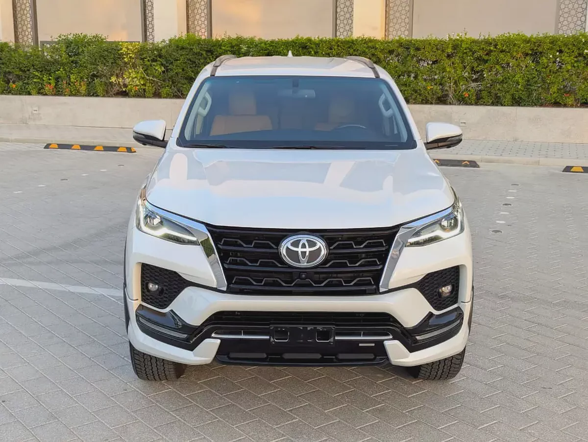 Toyota Fortuner 2025 VXR V6 4.0L Original Paint Accident Free Almost New GCC Specs-19-19