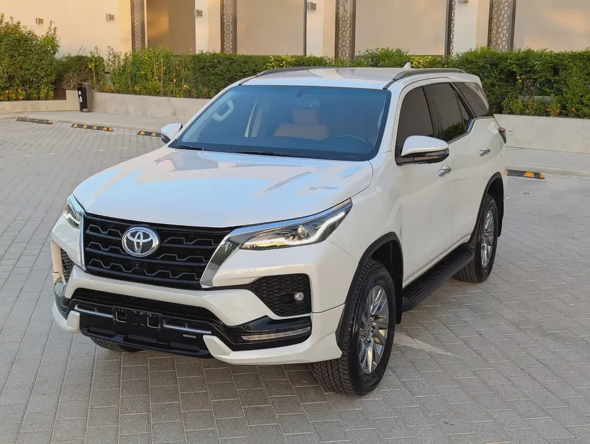 Toyota Fortuner 2025 VXR V6 4.0L Original Paint Accident Free Almost New GCC Specs-1-1