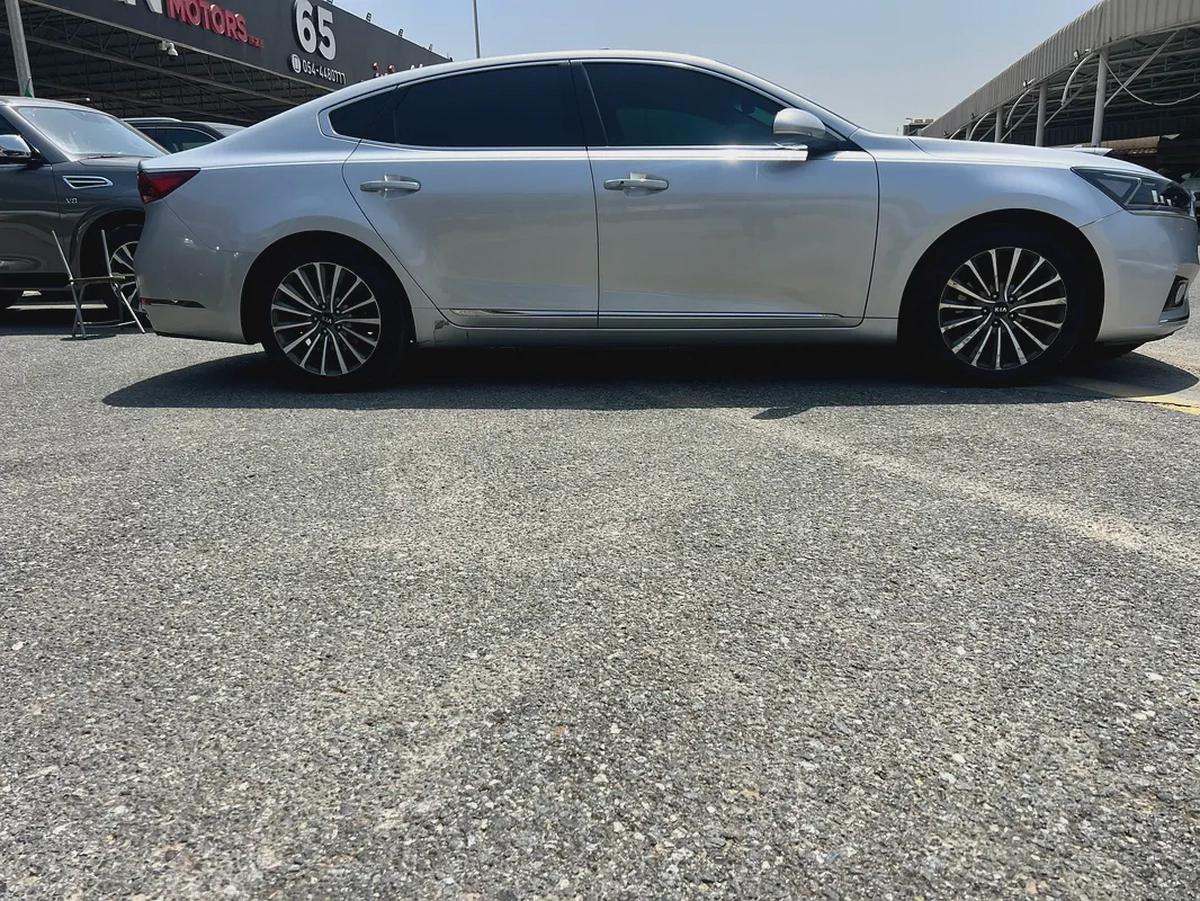 2017 Kia Cadenza SXL American Specs - Premium Luxury Sedan-4-4