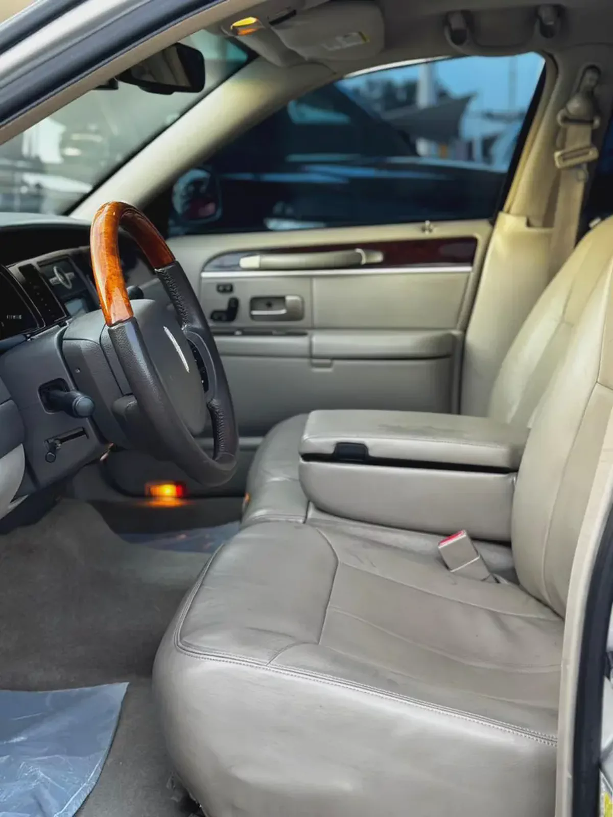 ( 2008 ) LICNOLN// TOWN CAR//4.6L 8 //AMRICAN// GOOD CONDITION-9-9