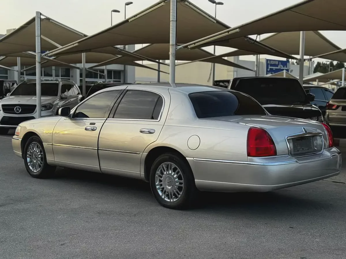 ( 2008 ) LICNOLN// TOWN CAR//4.6L 8 //AMRICAN// GOOD CONDITION-5-5
