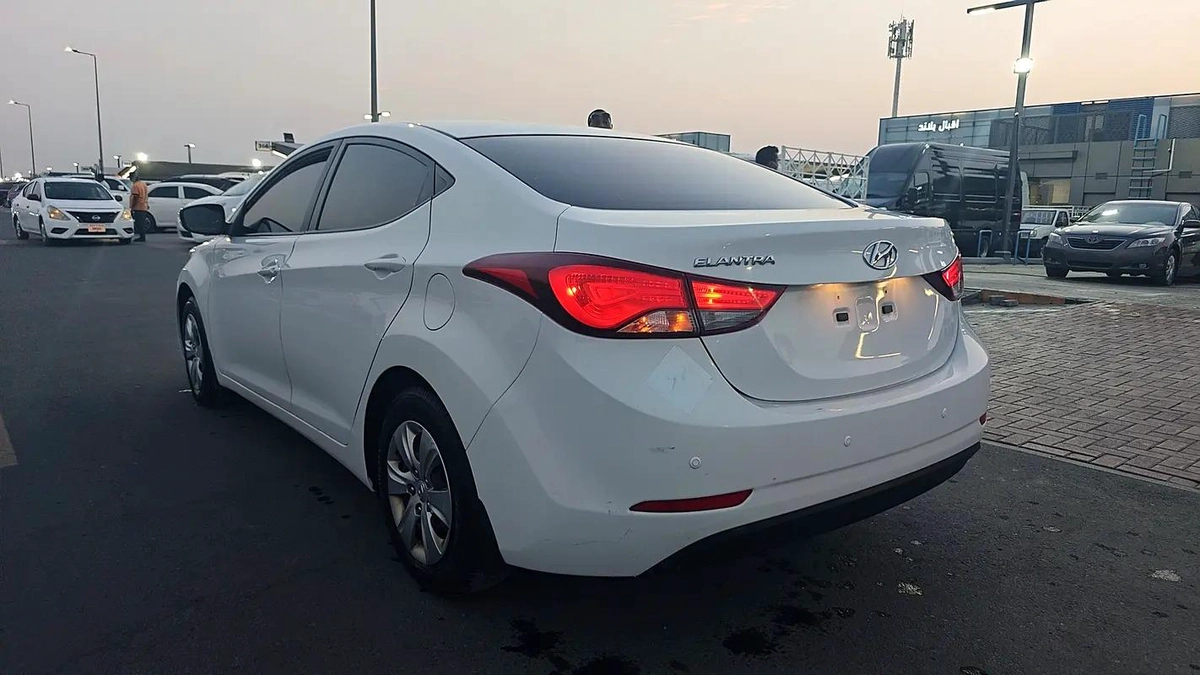 Hyundai Elantra GLS 2015 GCC Specs - Well Maintained-7-7