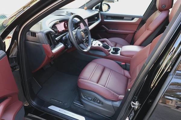 Porsche Cayenne  2024-62000KM-GCC SPECS-5 YEAR  WARRANTY AND  SERVICE CONTRACT  OR 2029