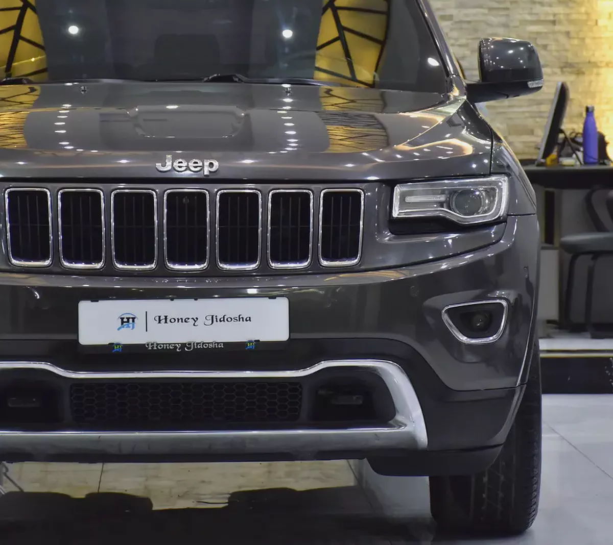 EXCELLENT DEAL for our Jeep Grand Cherokee Limited 4x4 ( 2015 Model ) in Grey Color GCC Specs-3-3