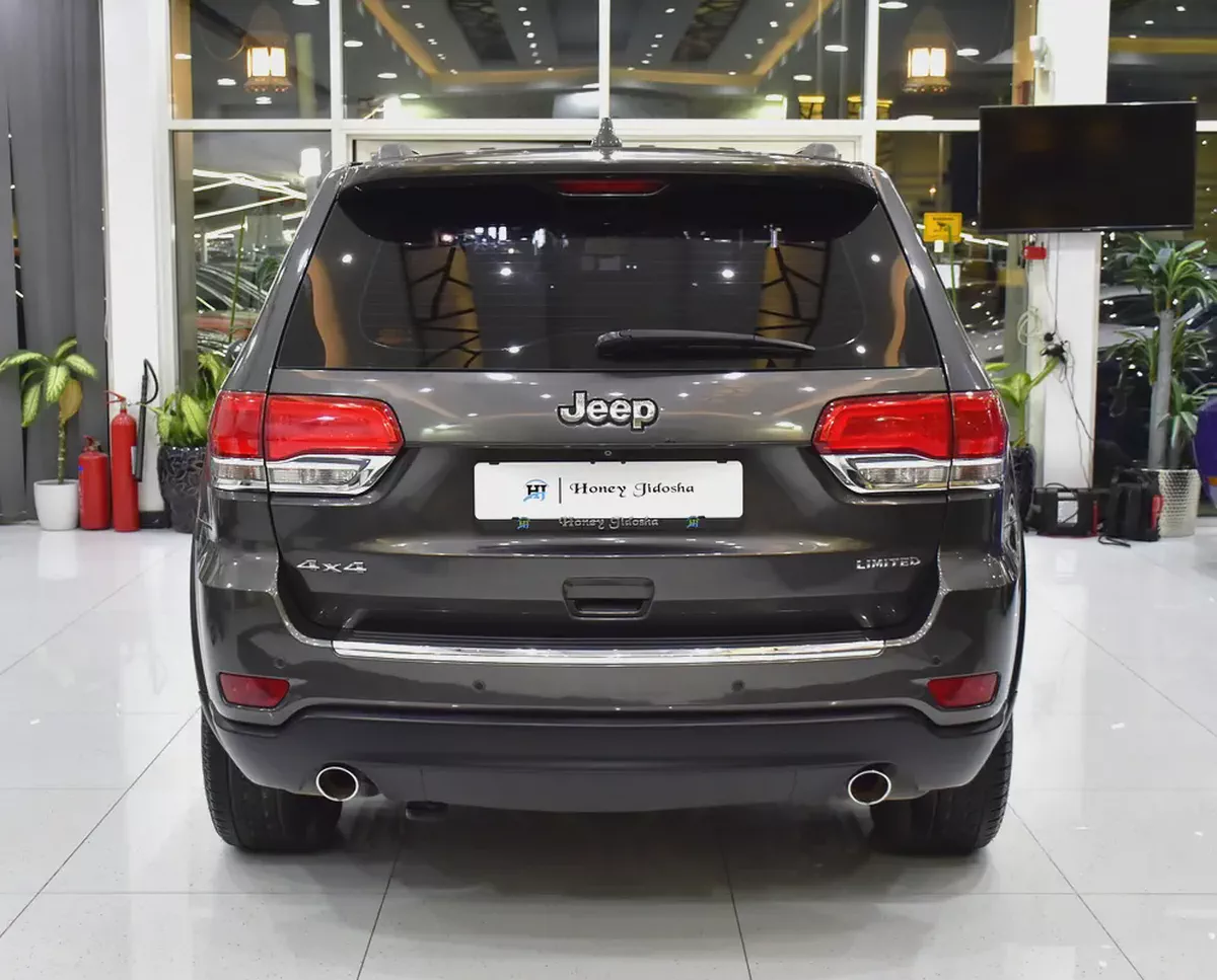 EXCELLENT DEAL for our Jeep Grand Cherokee Limited 4x4 ( 2015 Model ) in Grey Color GCC Specs-4-4