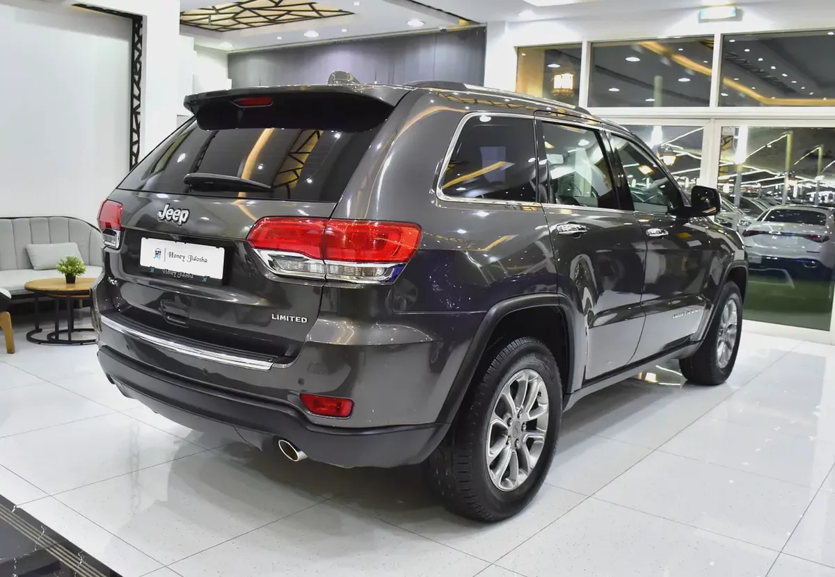 EXCELLENT DEAL for our Jeep Grand Cherokee Limited 4x4 ( 2015 Model ) in Grey Color GCC Specs-5-5
