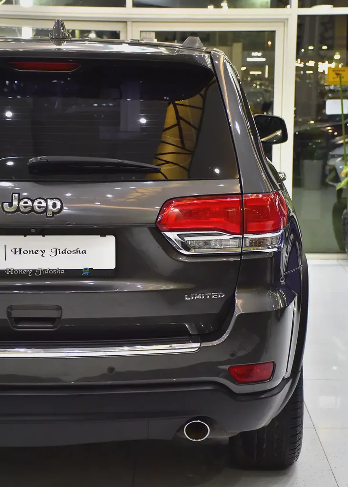 EXCELLENT DEAL for our Jeep Grand Cherokee Limited 4x4 ( 2015 Model ) in Grey Color GCC Specs-8-8