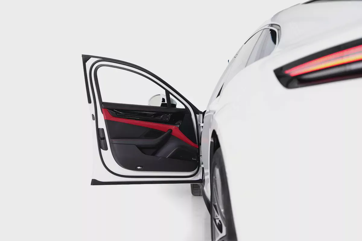 Porsche Panamera-GCC-1 Owner-Just been serviced in porsche-porsche warranty valid till 9-2028-15-15