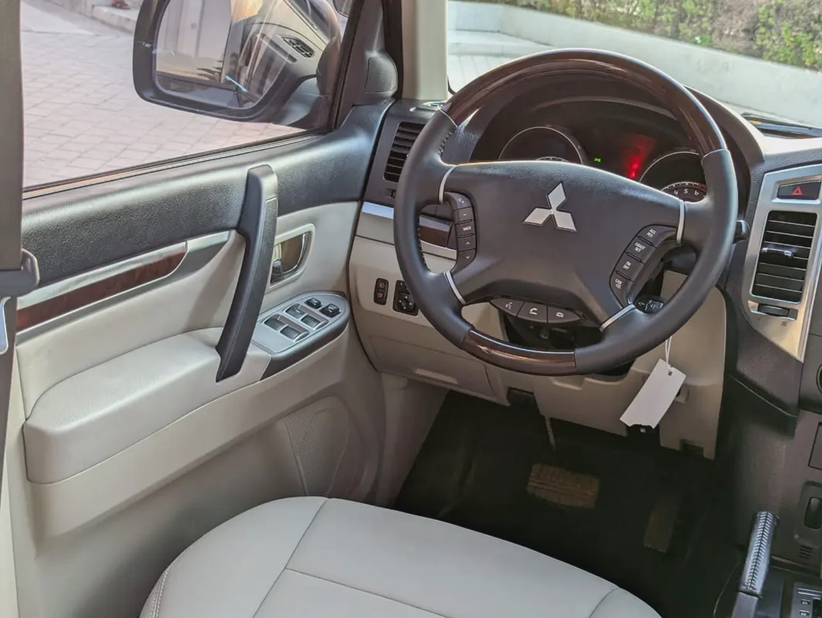 MITSUBISHI PAJERO 2015 GLS TOP FULL OPTION GCC V6 3.5L IN EXCELLENT CONDITION