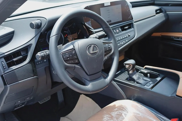 LEXUS ES300H 2.5L GCC 2025 0 KM