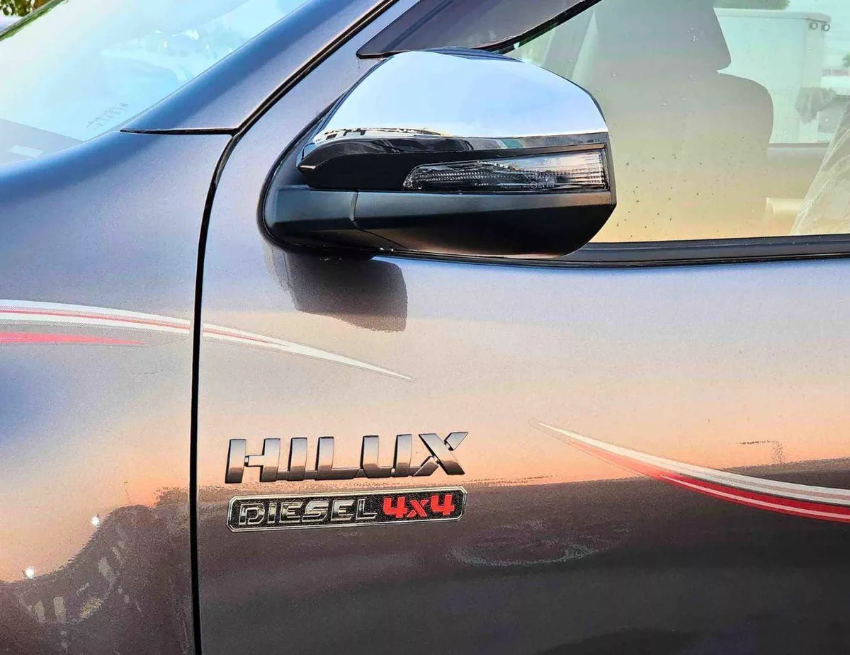 Toyota Hilux SGLX SR5 WIDE BODY / DOUBLE CABIN / 2.4L DIESEL A/T 4WD / BLIND SPOT / OVER FENDER / DIFF LOCK (CODE#HDAH-5-0