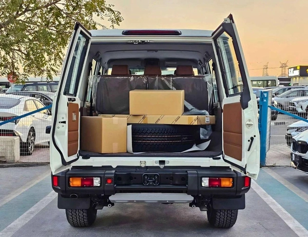 Toyota Land Cruiser 70 LX LC76 | LEATHER SEATS | DVD+CAMERA | DIFF LOCKS | 5 DOORS (CODE#H76PAF)