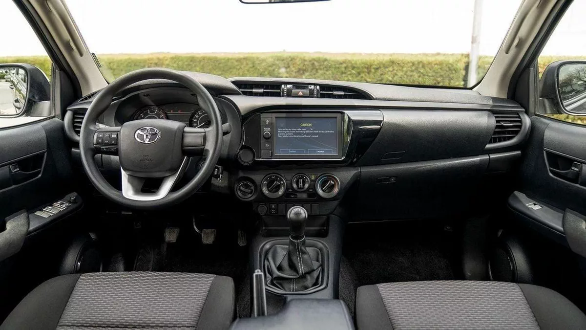 Toyota Hilux DLX HILUX 2.4L MT P.WINDO DIESEL 2026-10-0