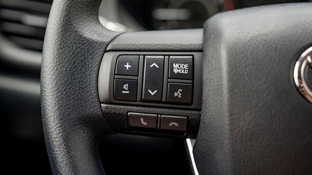 Toyota Hilux DLX HILUX 2.4L MT P.WINDO DIESEL 2026-13-0