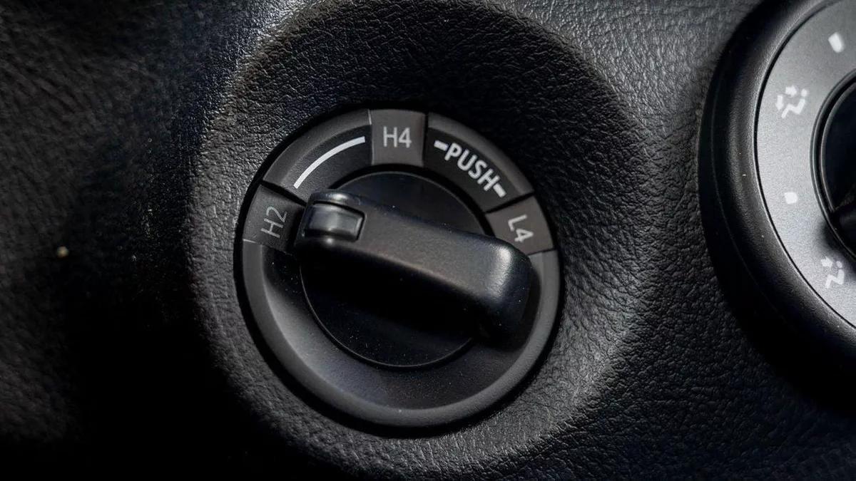 Toyota Hilux DLX HILUX 2.4L MT P.WINDO DIESEL 2026-15-0
