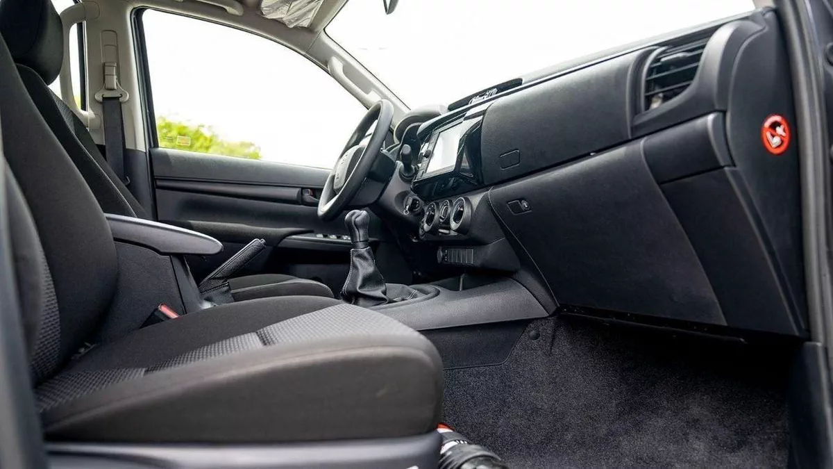 Toyota Hilux DLX HILUX 2.4L MT P.WINDO DIESEL 2026-22-0