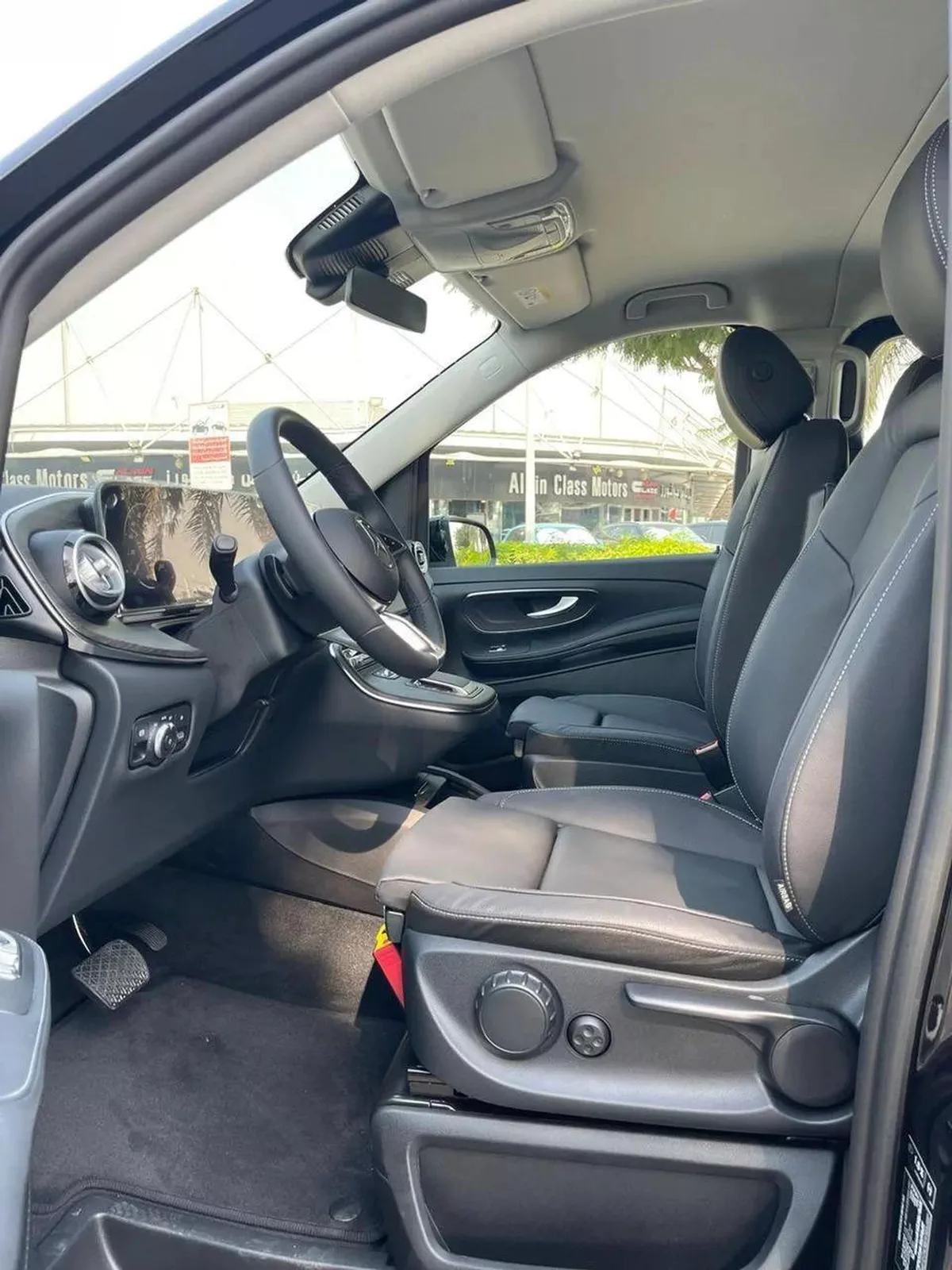 Mercedes Benz V300 Avantgarde Under Agency Warranty 2026 GCC-13-13