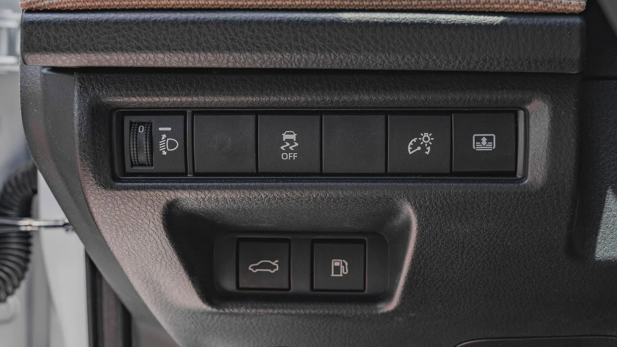 2026 Toyota Camry LE 2.5L AT Hybrid (White)-9-9