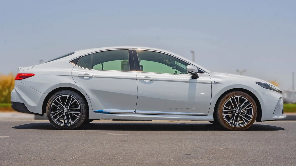 2026 Toyota Camry LE 2.5L AT Hybrid (White)-1-1