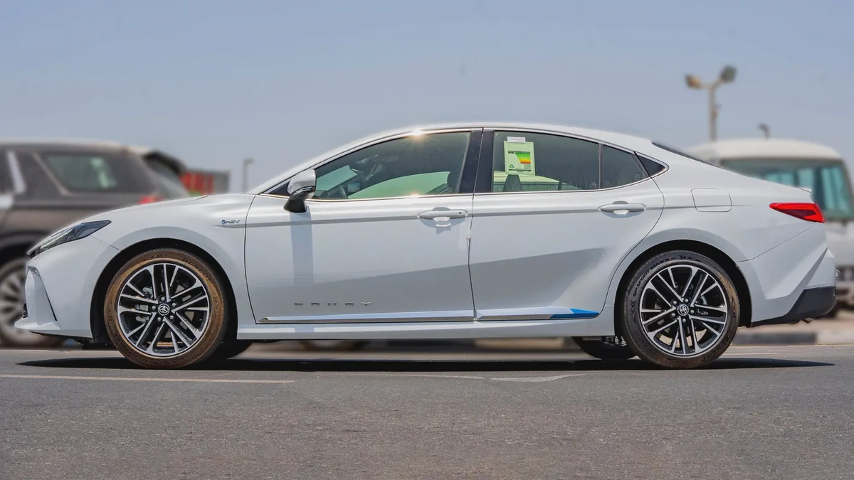 2026 Toyota Camry LE 2.5L AT Hybrid (White)-2-2
