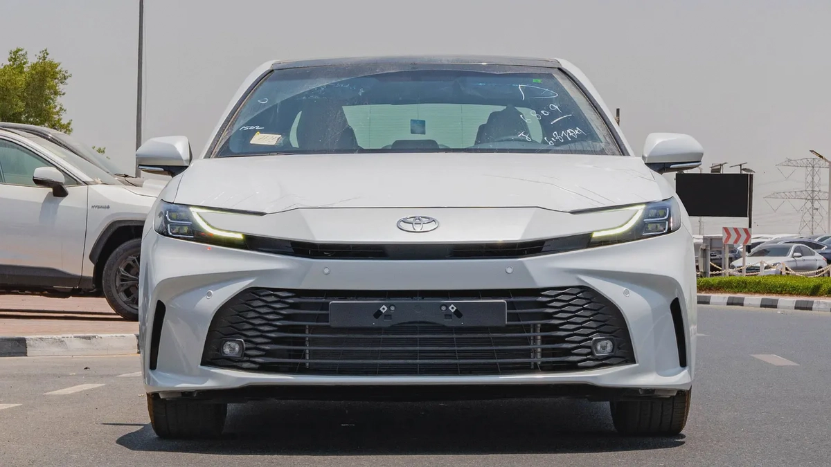 2026 Toyota Camry LE 2.5L AT Hybrid (White)-3-3