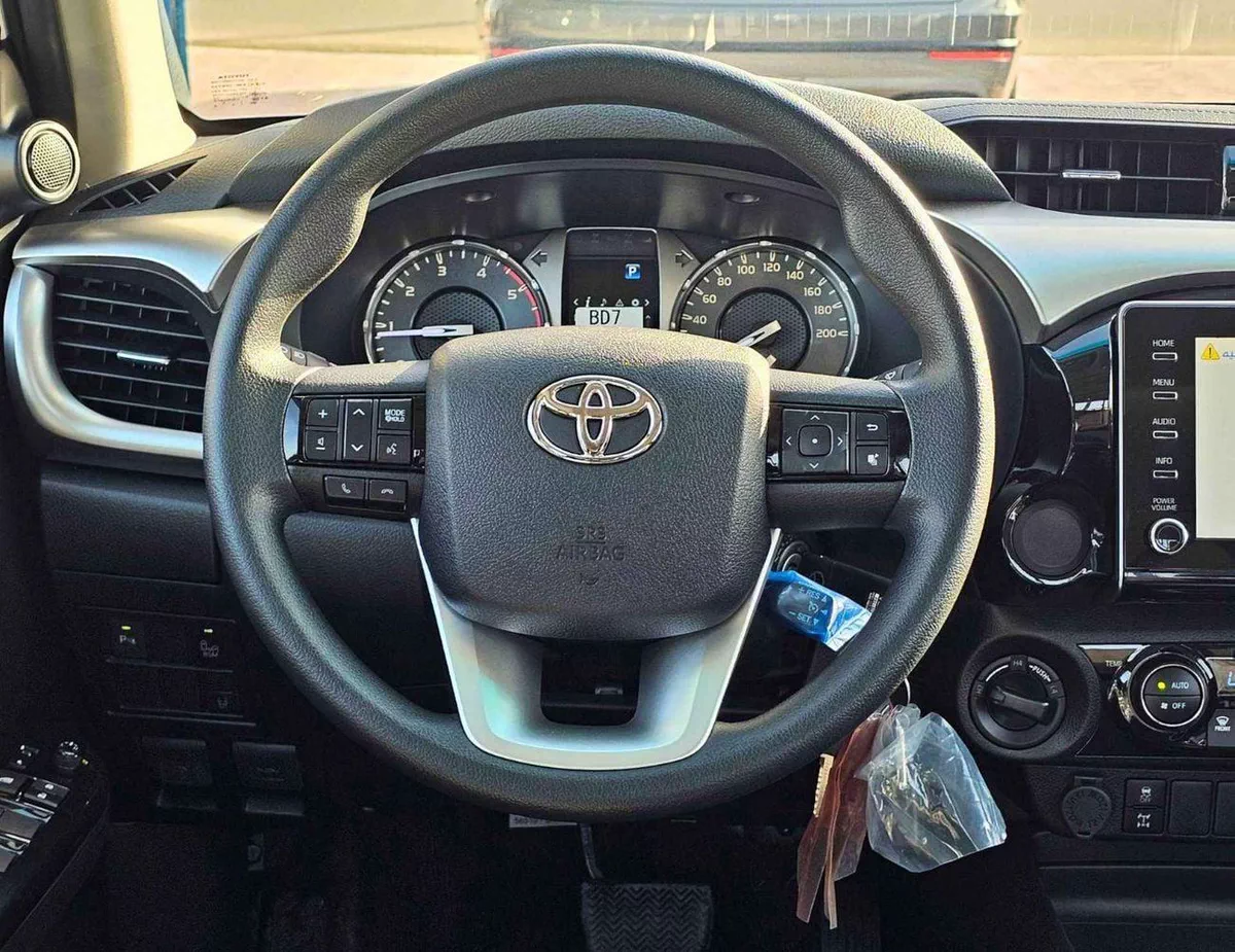 Toyota Hilux TOYOTA HILUX SR5 DOUBLE CABIN || 2.4L DIESEL V4 A/T 4WD | DIFF LOCK | BSM (CODE # HDFAA) WHITE 2026-20-0