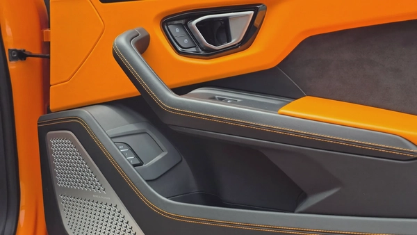 Lamborghini Urus (Orange 99k)