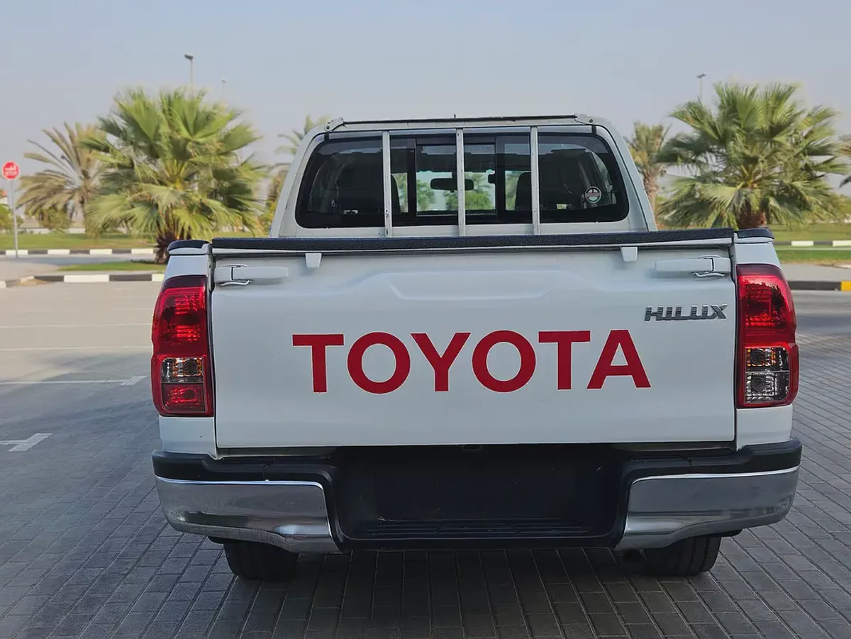 Hilux Double Cabin 2020 GCC Premium Condition Low KM Pickup Truck-17-17