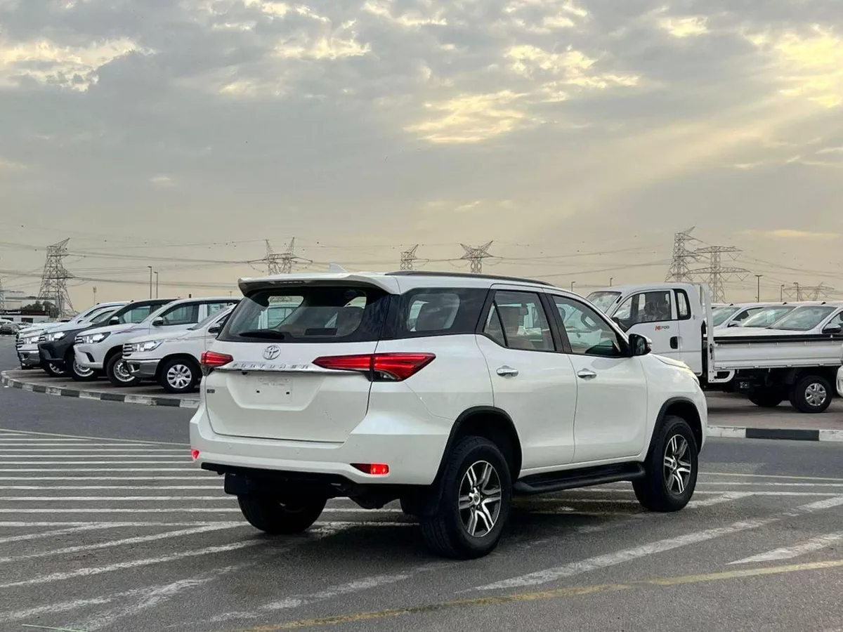 Toyota Fortuner EXR 2019 Toyota Fortuner 2.7L V4 -AWD 4x4 GCC - Rear CAM & Sensor - Cruise Control-7-0
