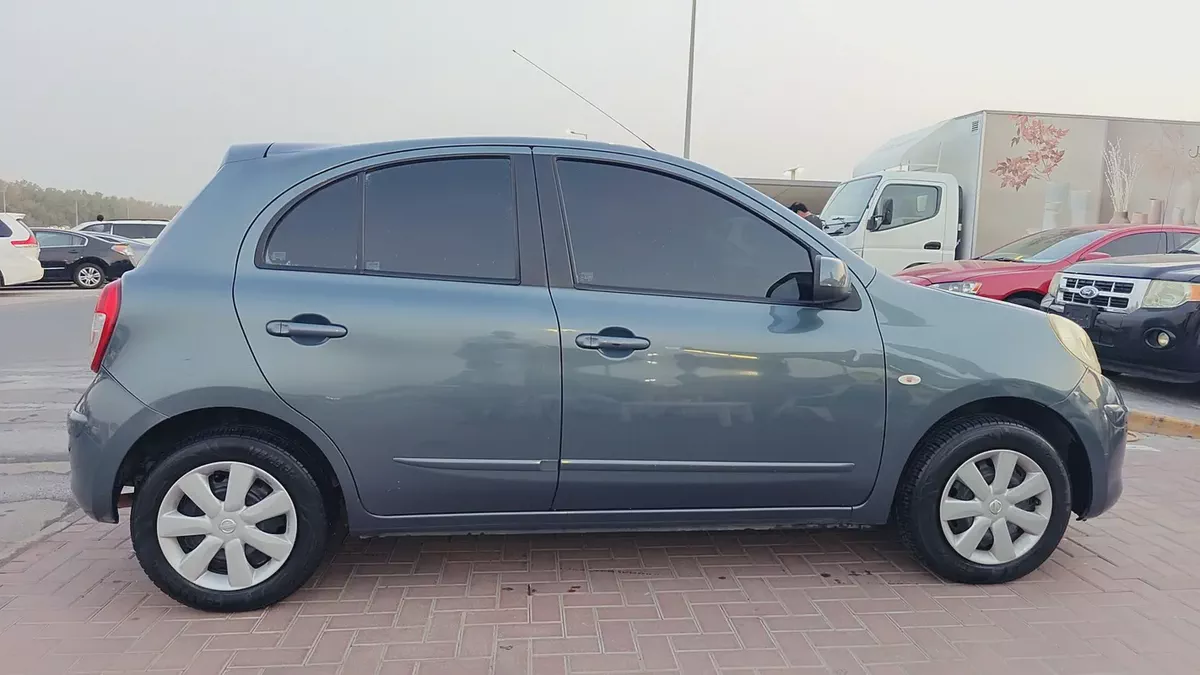 Nissan Micra SL 2016 | GCC Specs | Low Mileage | Compact & Fuel Efficient-3-3