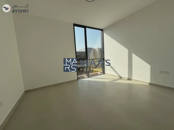 Spacious 3BR Middle unit in Green Community | Ready to move
