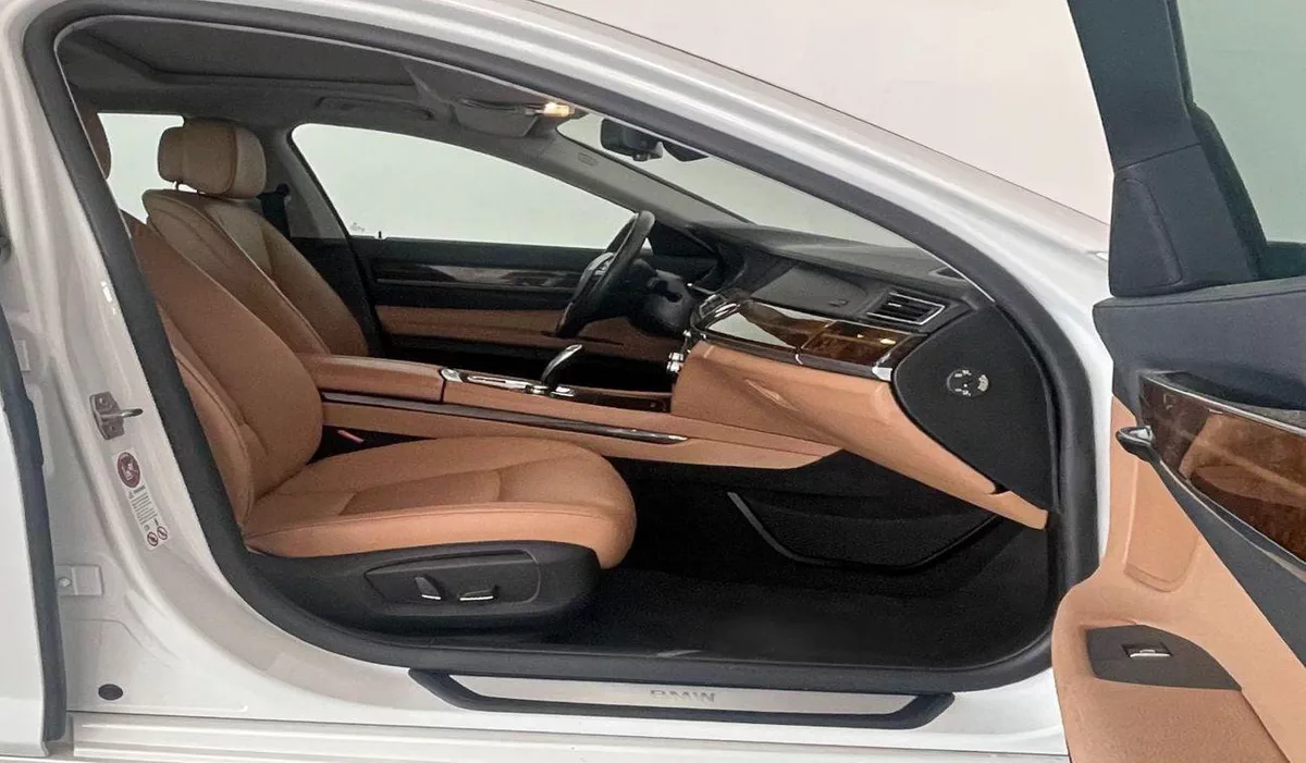 BMW 740Li EXECUTIVE V6  GCC SPECS - EXCELLENT CONDITION-6-0