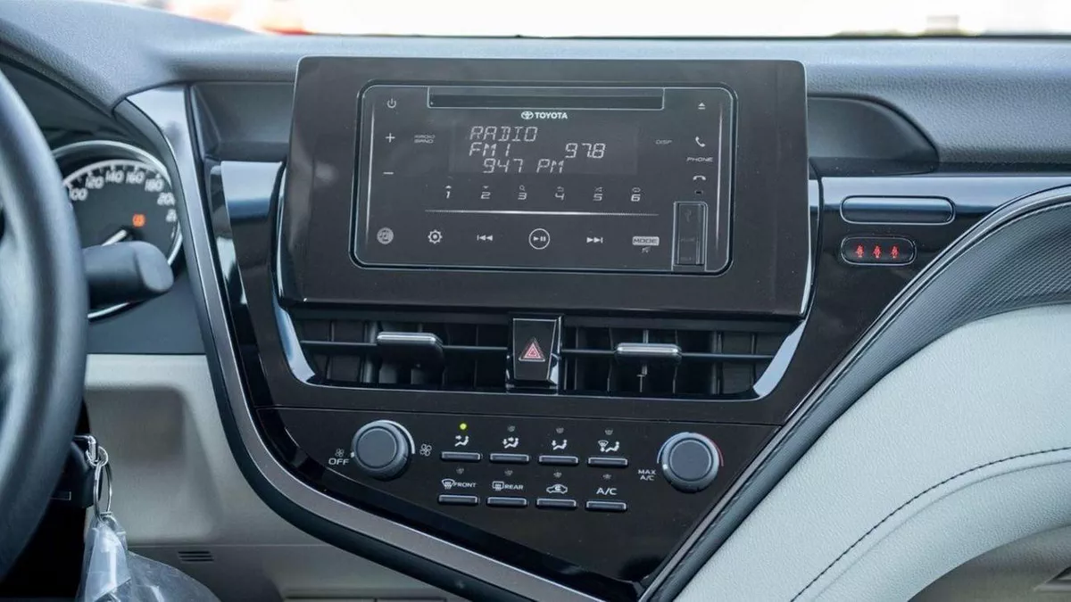 Toyota Camry LE 2.5P AT MY2023 – SILVER-12-0