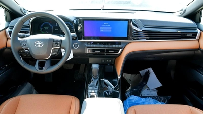 TOYOTA CAMRY LUMIER 2.5L HYBRID FULL OPTION MODEL 2025-11