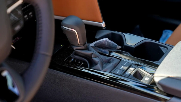 TOYOTA CAMRY LUMIER 2.5L HYBRID FULL OPTION MODEL 2025