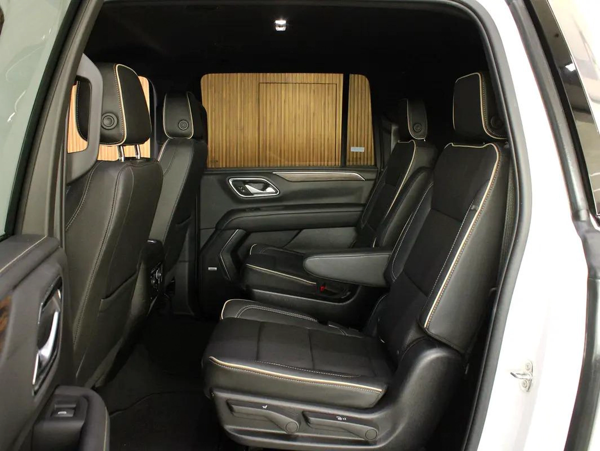 2022 - Chevrolet Suburban Premier with warranty for 129,000.00 AED-5-5