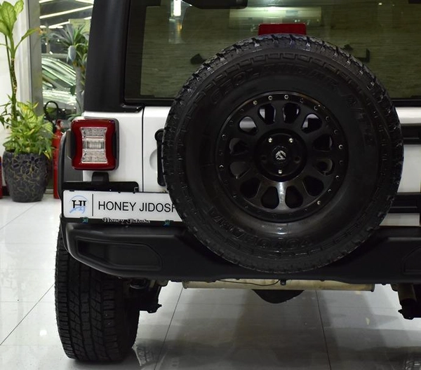 Jeep Wrangler Sport ( 2017 Model ) in White Color GCC Specs