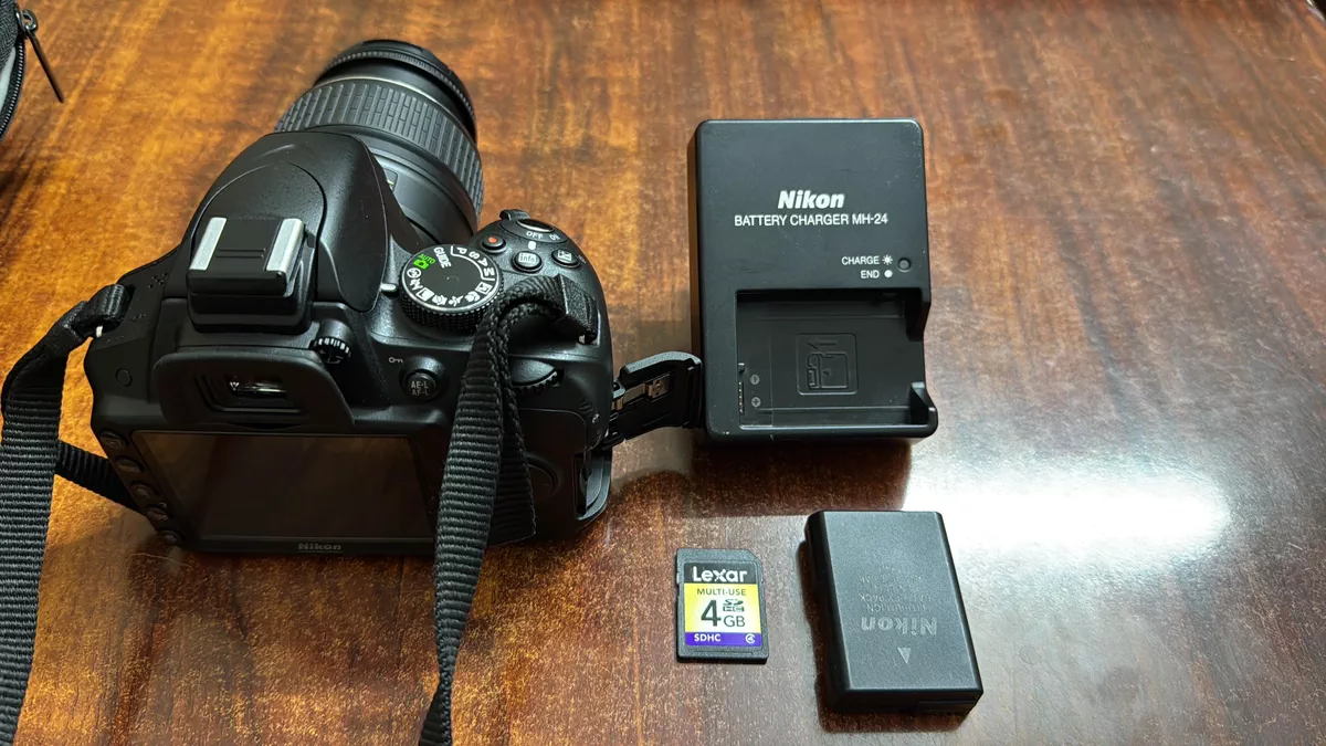 Nikon D3200 DSLR Camera with Lens and Battery-2-2