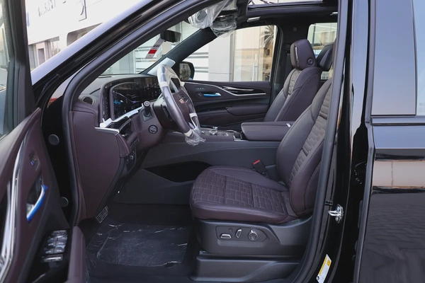 CADILLAC ESCALADE 600 SPORT PLATINUM-0KM-2024-GCC SPECS-UNDER WARRANTY  SERVICE-BRAND NEW