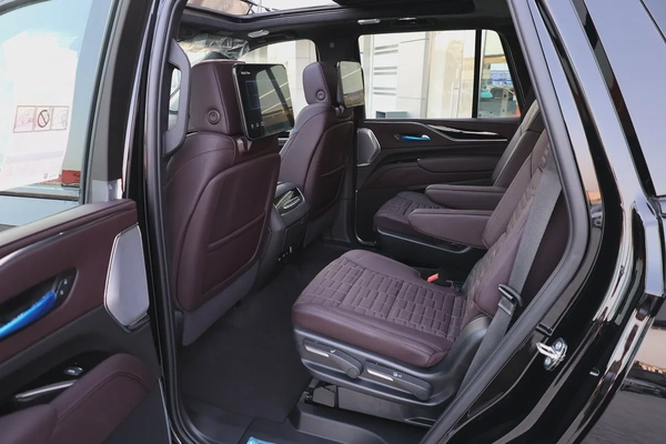 CADILLAC ESCALADE 600 SPORT PLATINUM-0KM-2024-GCC SPECS-UNDER WARRANTY  SERVICE-BRAND NEW