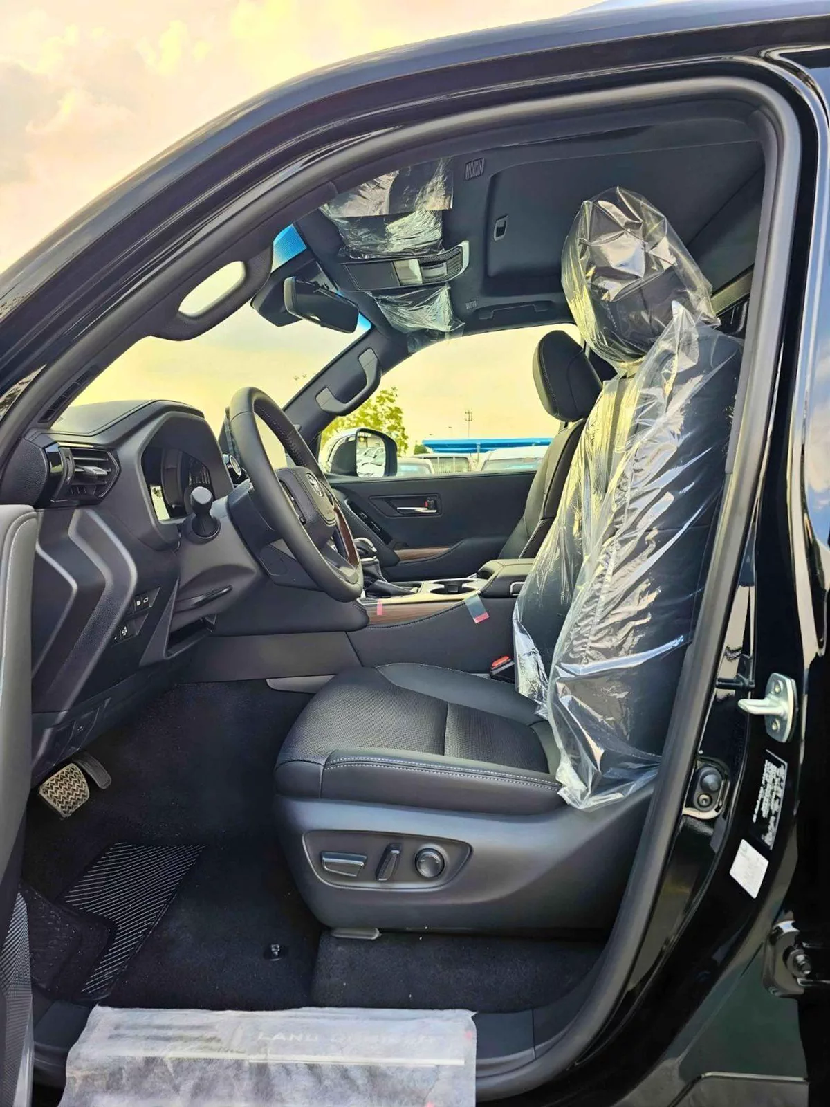 Toyota Land Cruiser VX /4.0L PETROL V6 /RADAR /BIG DVD/JBL SPEAKERS / REAR ENTERTAINMENT DVD /MID OPTION (CODE#VX4MA)-11-0