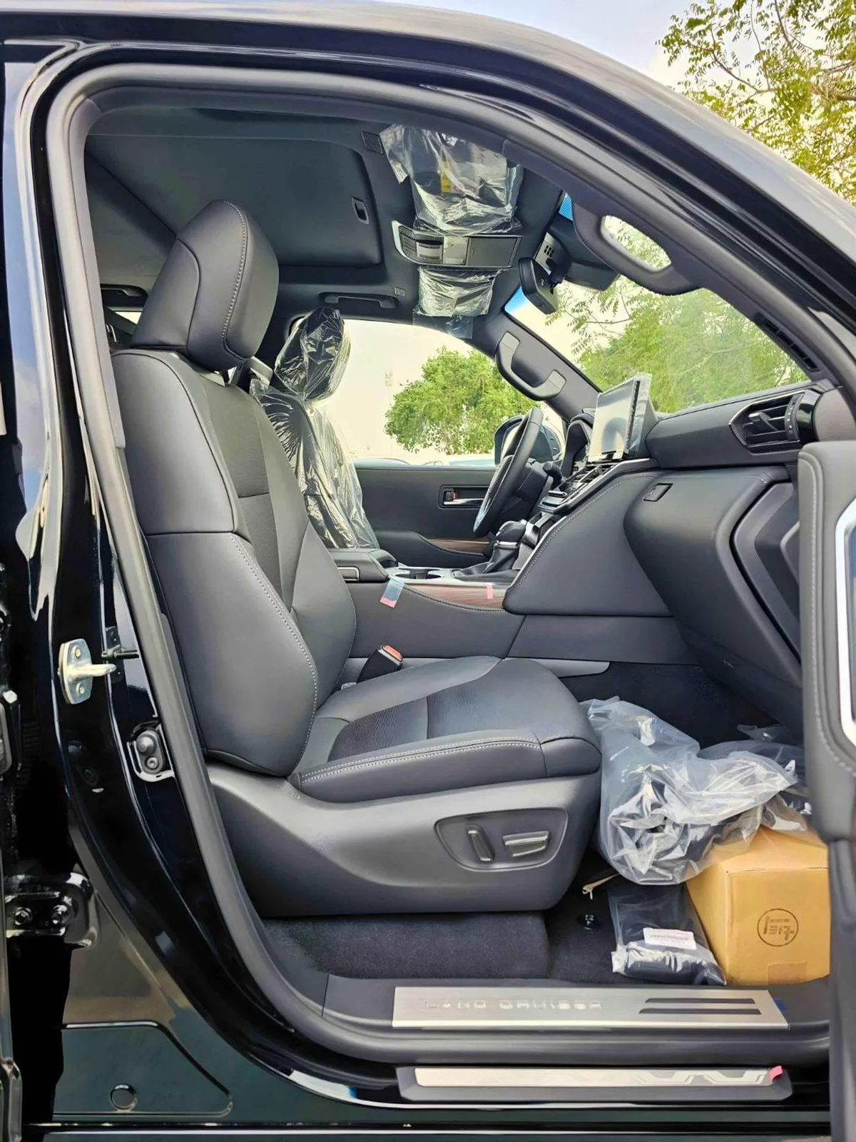 Toyota Land Cruiser VX /4.0L PETROL V6 /RADAR /BIG DVD/JBL SPEAKERS / REAR ENTERTAINMENT DVD /MID OPTION (CODE#VX4MA)-12-0