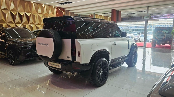 Land Rover Defender 90 X-DYNAMIC SE P400 Land Rover Defender 90 SE P400 X Dynamic URBAN