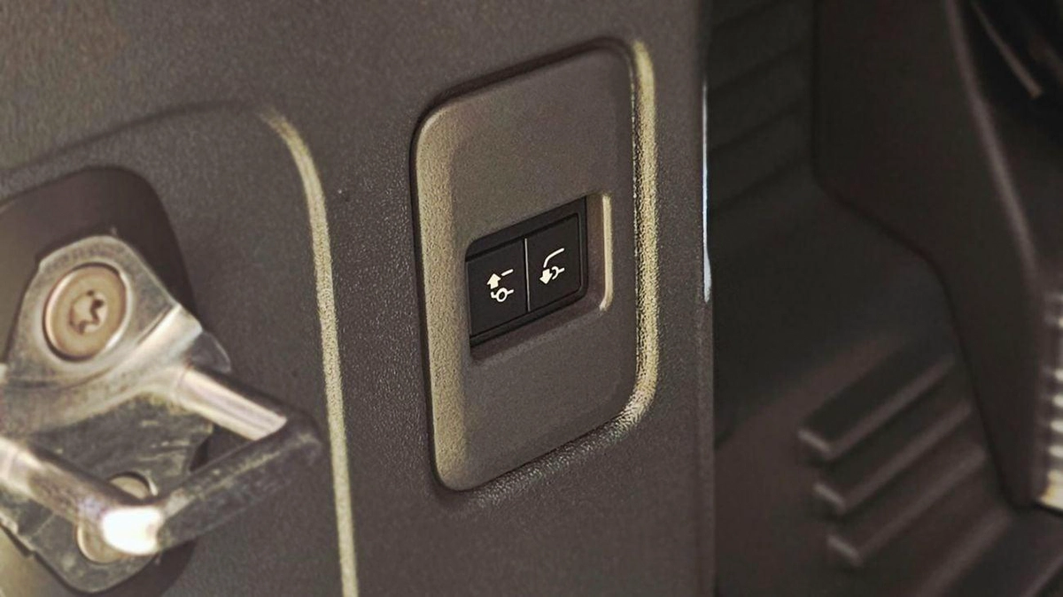 Land Rover Defender 90 X-DYNAMIC SE P400 Land Rover Defender 90 SE P400 X Dynamic URBAN-11-11