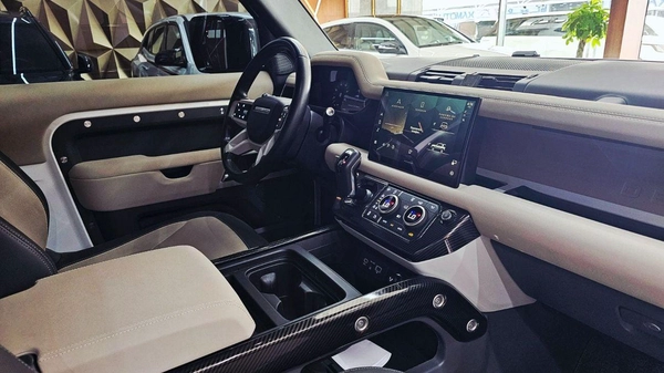 Land Rover Defender 90 X-DYNAMIC SE P400 Land Rover Defender 90 SE P400 X Dynamic URBAN