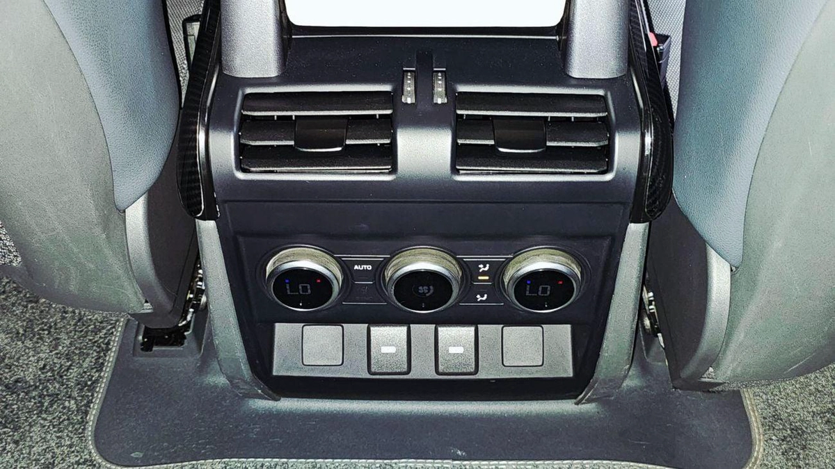Land Rover Defender 90 X-DYNAMIC SE P400 Land Rover Defender 90 SE P400 X Dynamic URBAN-21-21