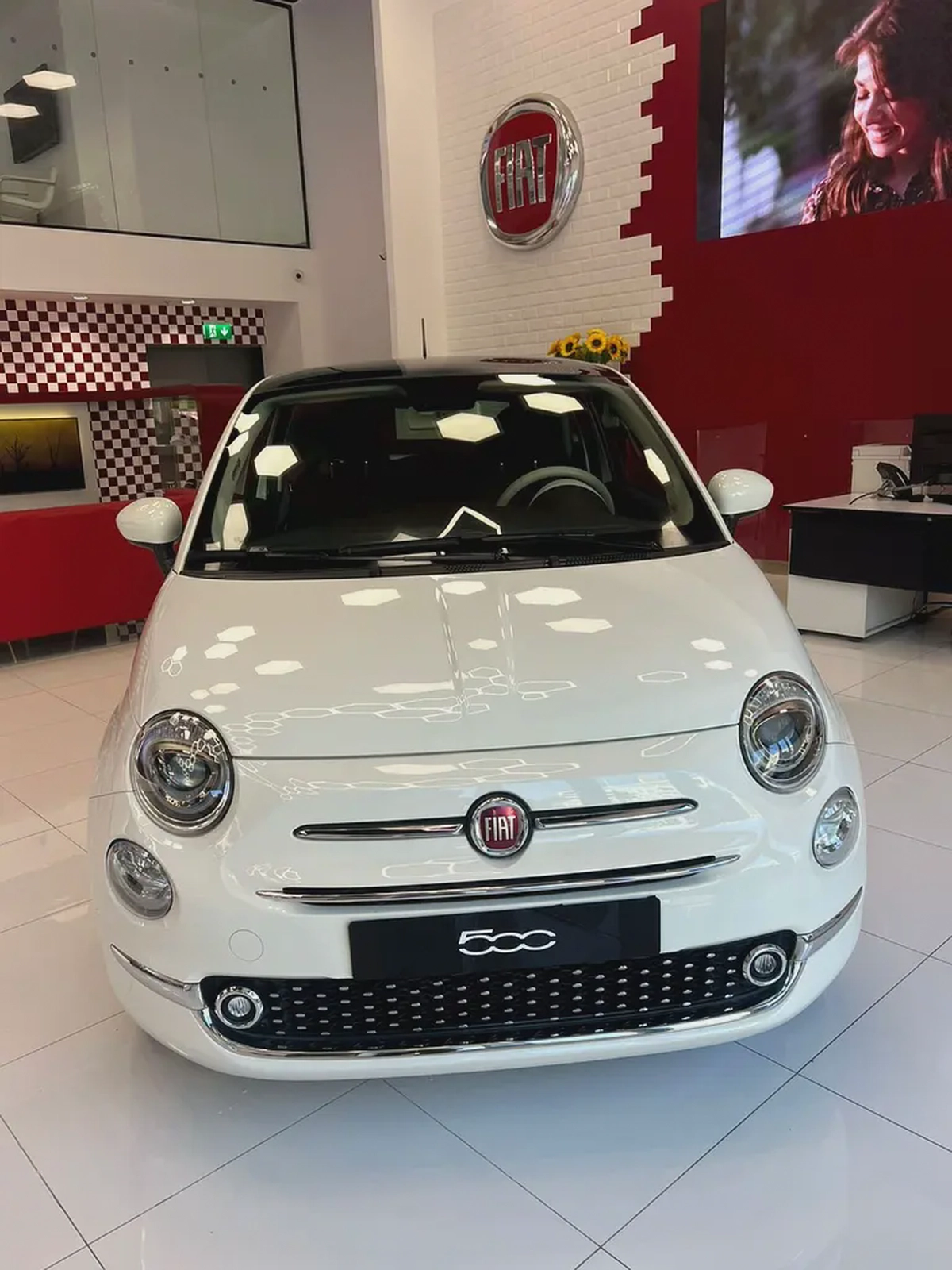 Fiat 500 Dolce Vita Hatchback 1.4L																				2024 Gelato White Fiat 500-4-4