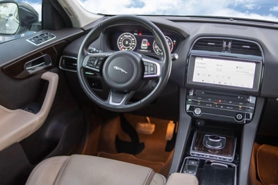 Jaguar F-PACE Prestige 2.0L | Under Warranty-9