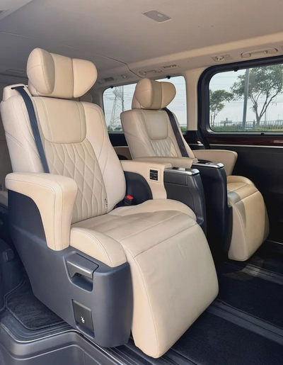 Toyota Granvia Premium 2023 | GCC Specs-16