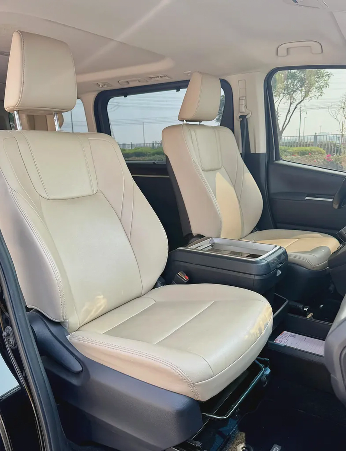 Toyota Granvia Premium 2023 | GCC Specs-12-12
